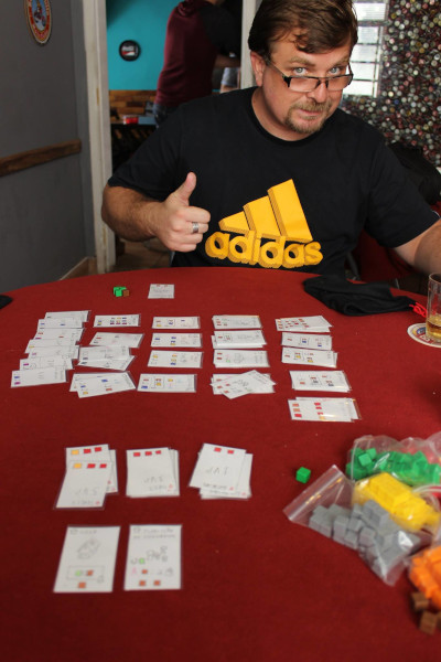 O game designer Wagner dos Santos, direto do Rio para jogar uma das primeiras versões do Gnomopolis lá no longínquo novembro de 2015.
